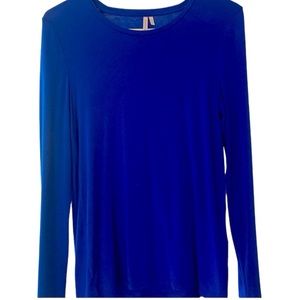 Gorgeous blue signature long sleeve tee from Banana Republic